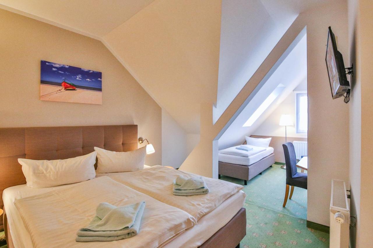 Hotel Und Restaurant "Zur Zwiebel" Peenemunde Bagian luar foto