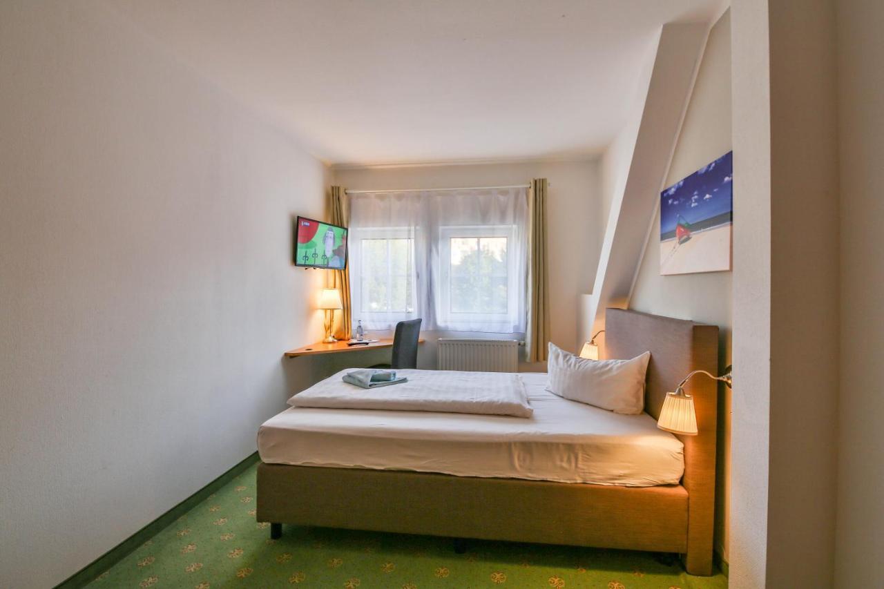 Hotel Und Restaurant "Zur Zwiebel" Peenemunde Bagian luar foto