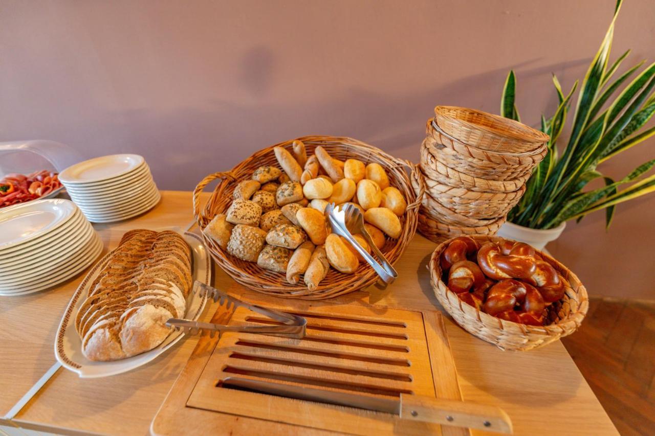 Hotel Und Restaurant "Zur Zwiebel" Peenemunde Bagian luar foto