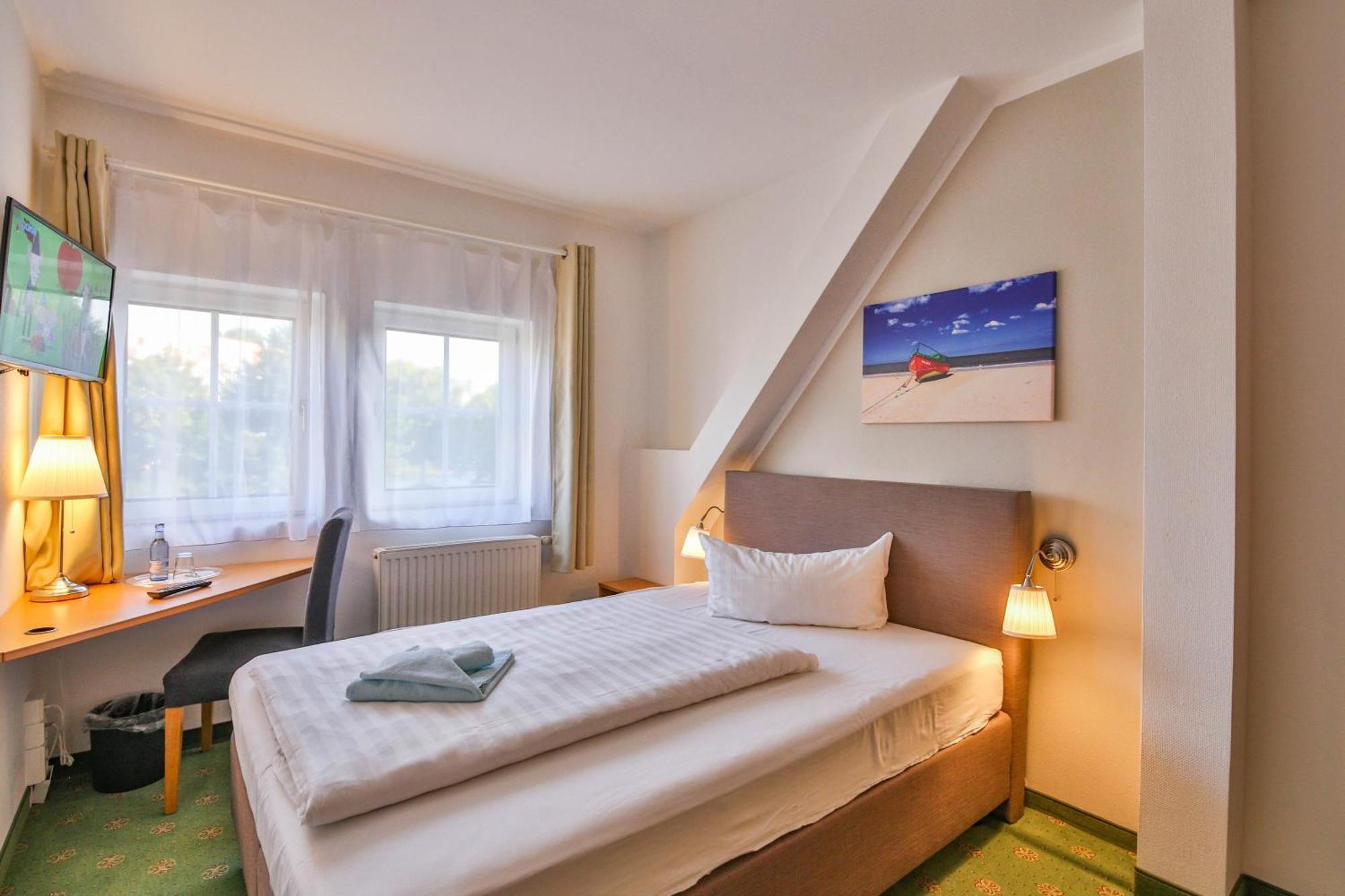 Hotel Und Restaurant "Zur Zwiebel" Peenemunde Ruang foto