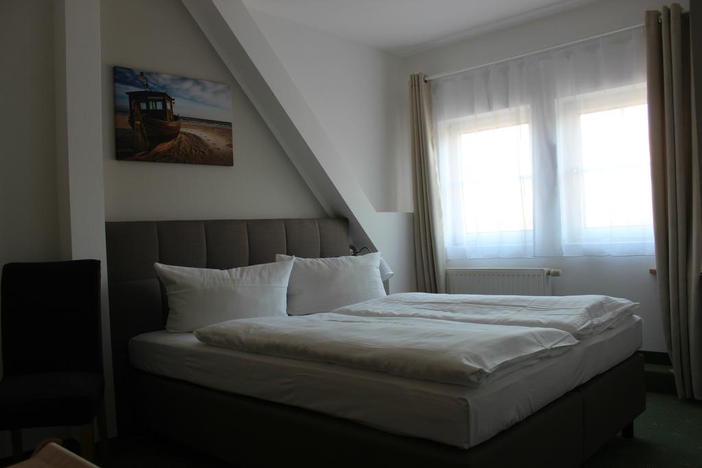 Hotel Und Restaurant "Zur Zwiebel" Peenemunde Bagian luar foto
