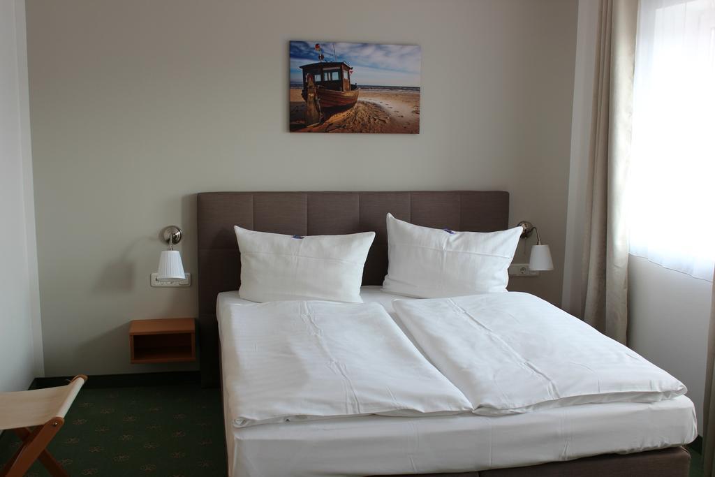 Hotel Und Restaurant "Zur Zwiebel" Peenemunde Bagian luar foto