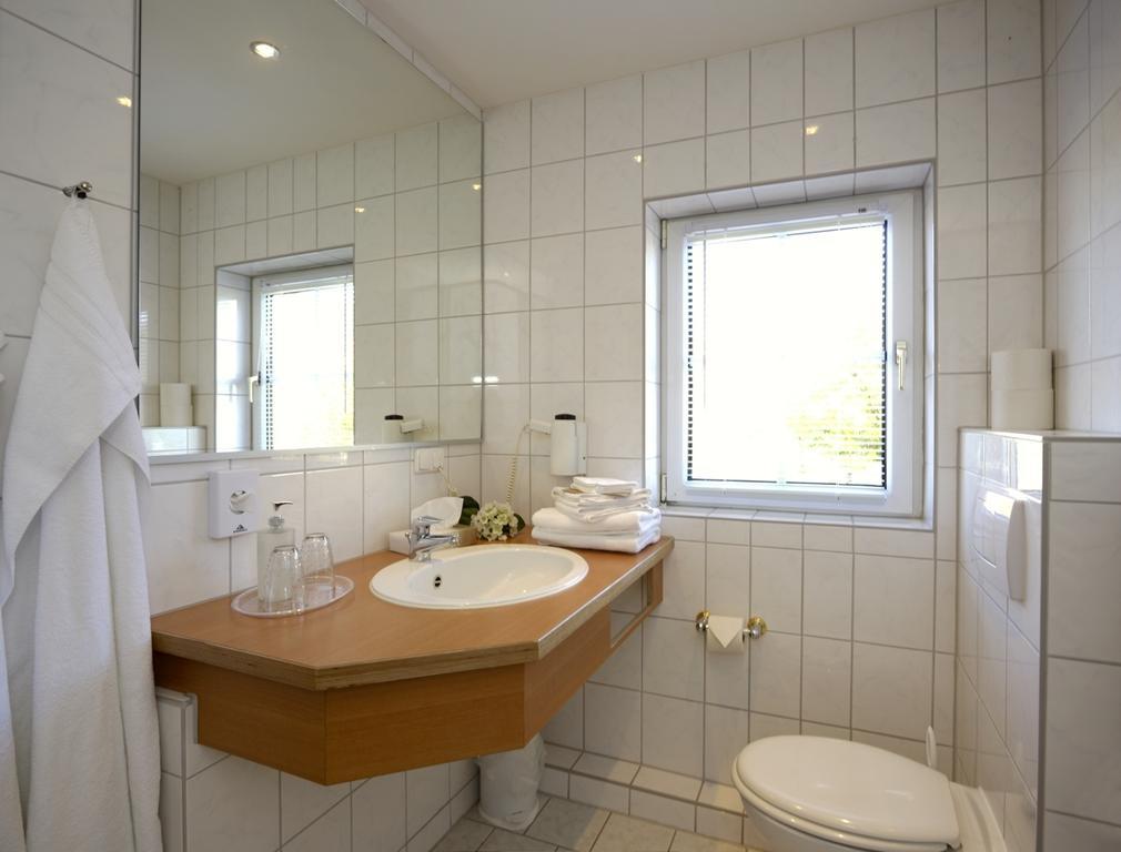 Hotel Und Restaurant "Zur Zwiebel" Peenemunde Ruang foto