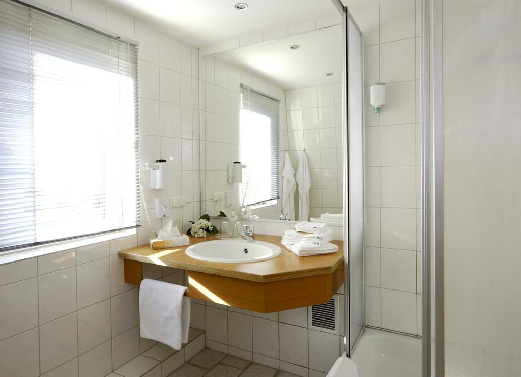Hotel Und Restaurant "Zur Zwiebel" Peenemunde Ruang foto
